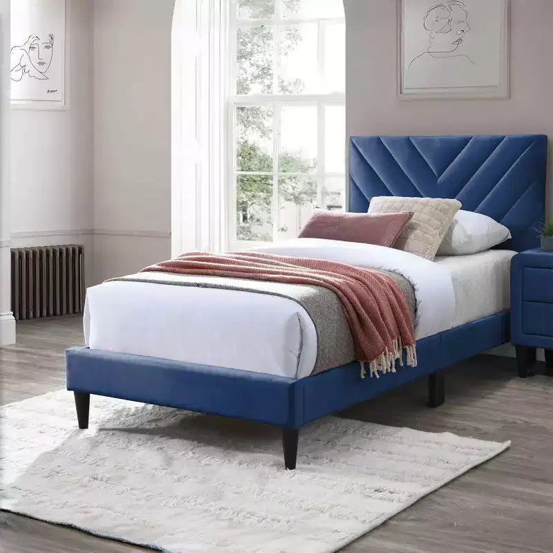 Lit plateforme contemporain en velours capitonné